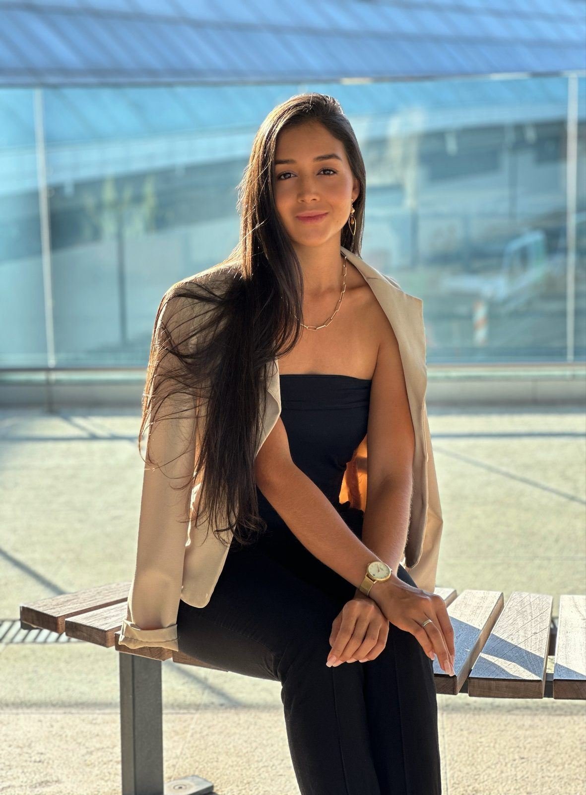 Maysa Canali, nutricionista, sentada em contraluz